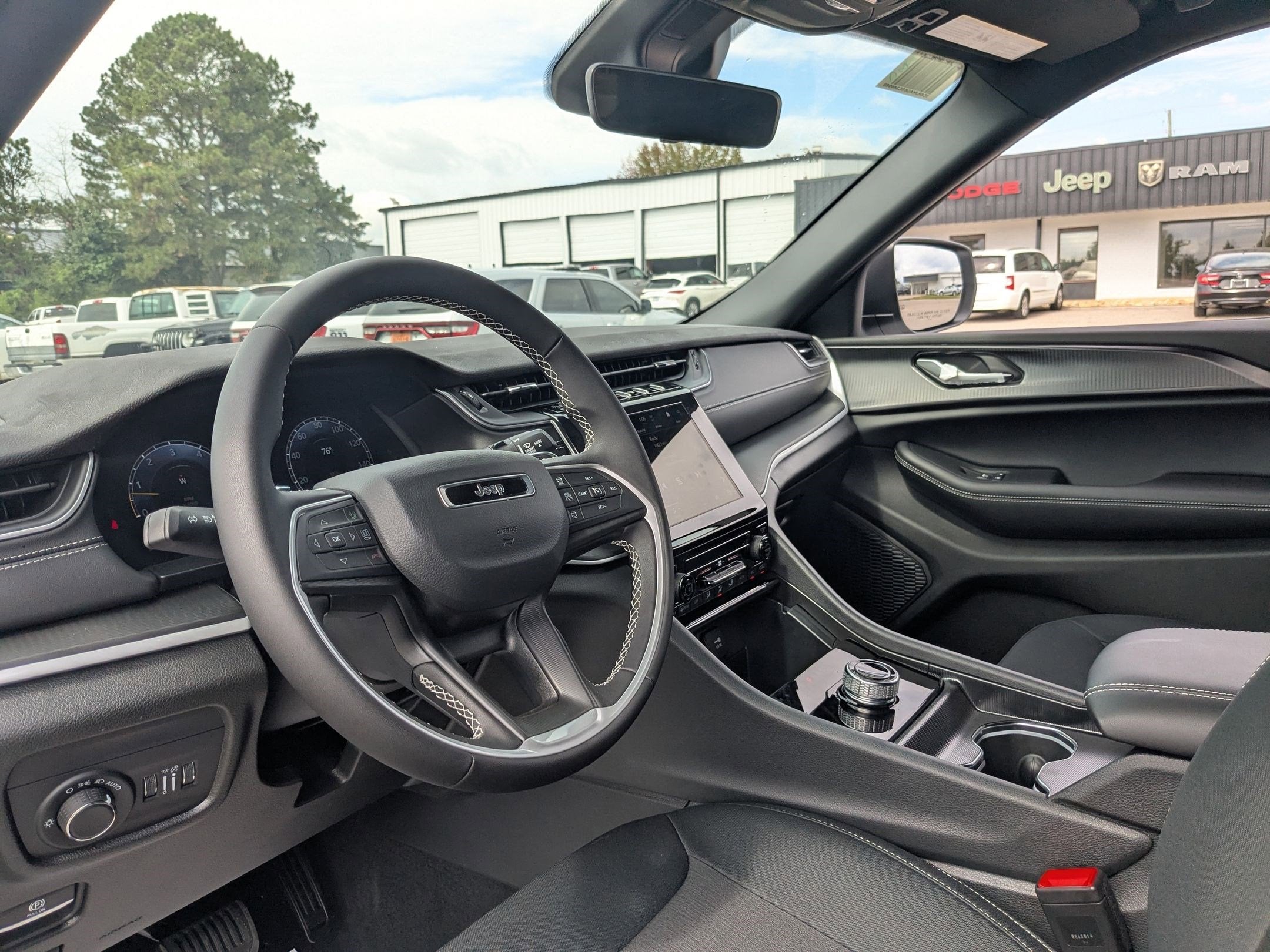 2025 Jeep Grand Cherokee GRAND CHEROKEE LAREDO X 4X4