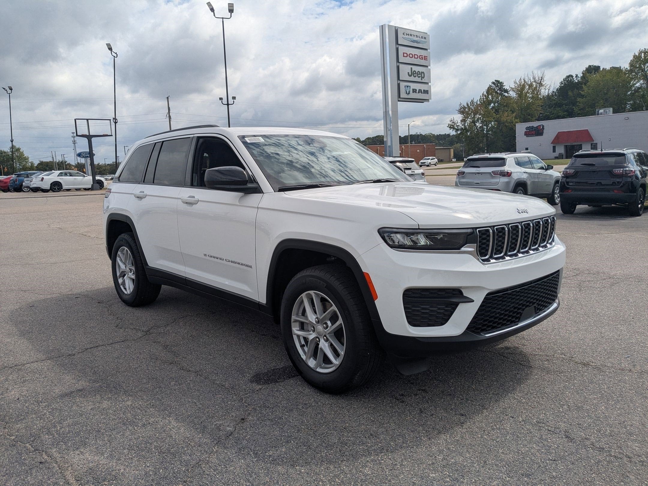 2025 Jeep Grand Cherokee GRAND CHEROKEE LAREDO X 4X4