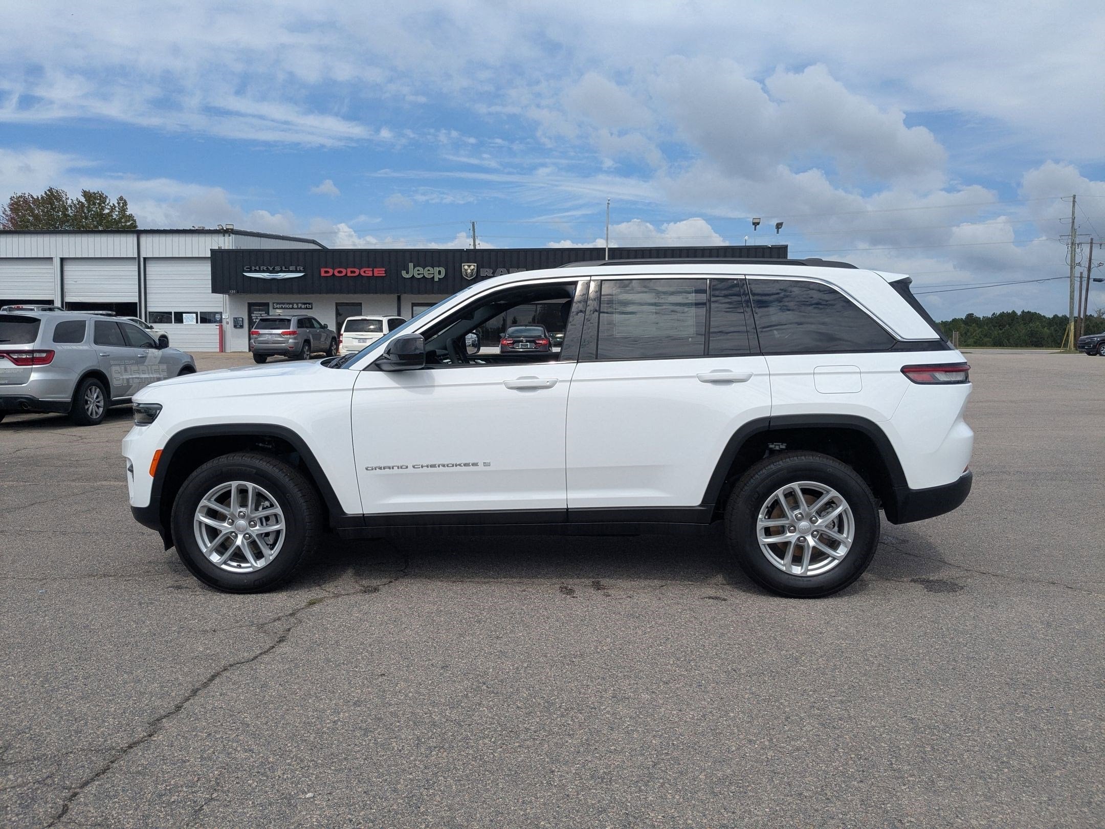 2025 Jeep Grand Cherokee GRAND CHEROKEE LAREDO X 4X4