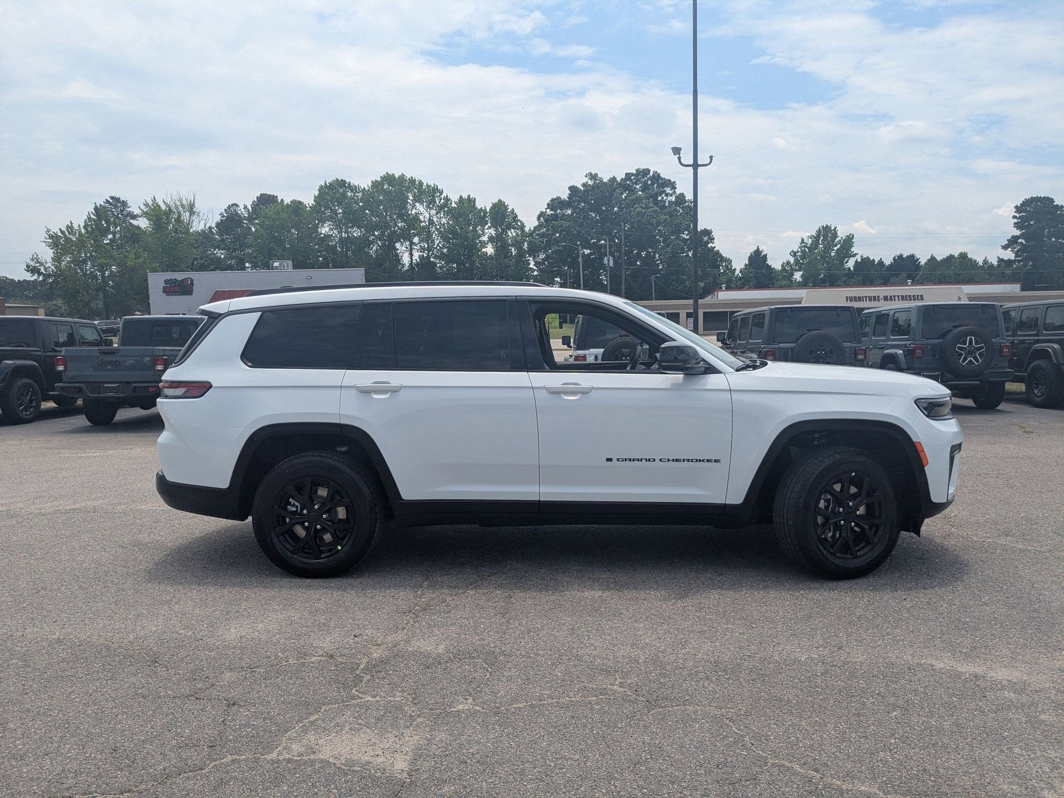 2026 Jeep Grand Cherokee L GRAND CHEROKEE L LAREDO ALTITUDE 4X4