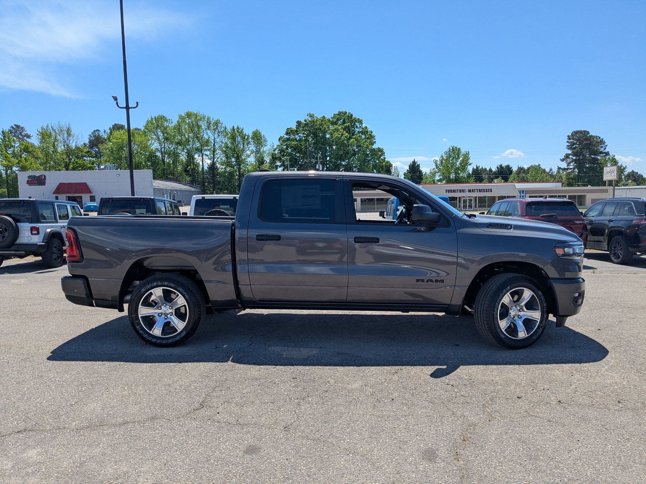 2026 RAM 1500 RAM 1500 EXPRESS CREW CAB 4X4 5'7' BOX