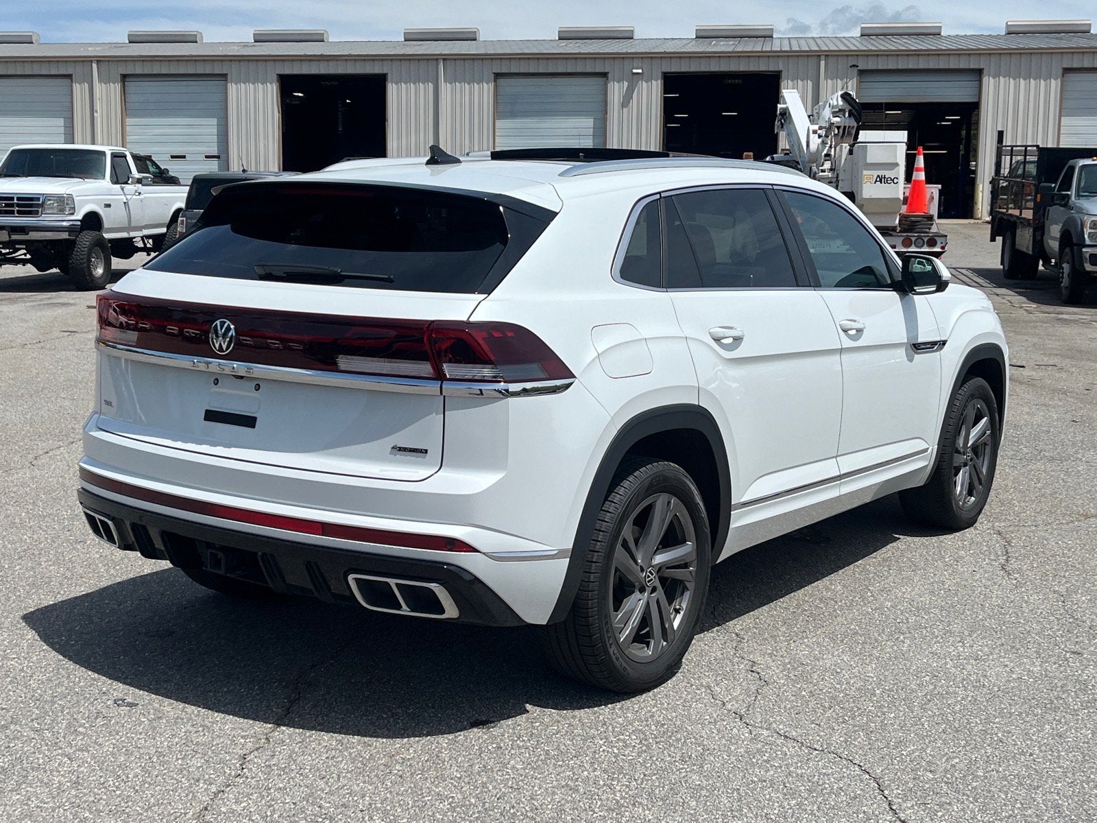 2024 Volkswagen Atlas Cross Sport 2.0T SEL R-Line