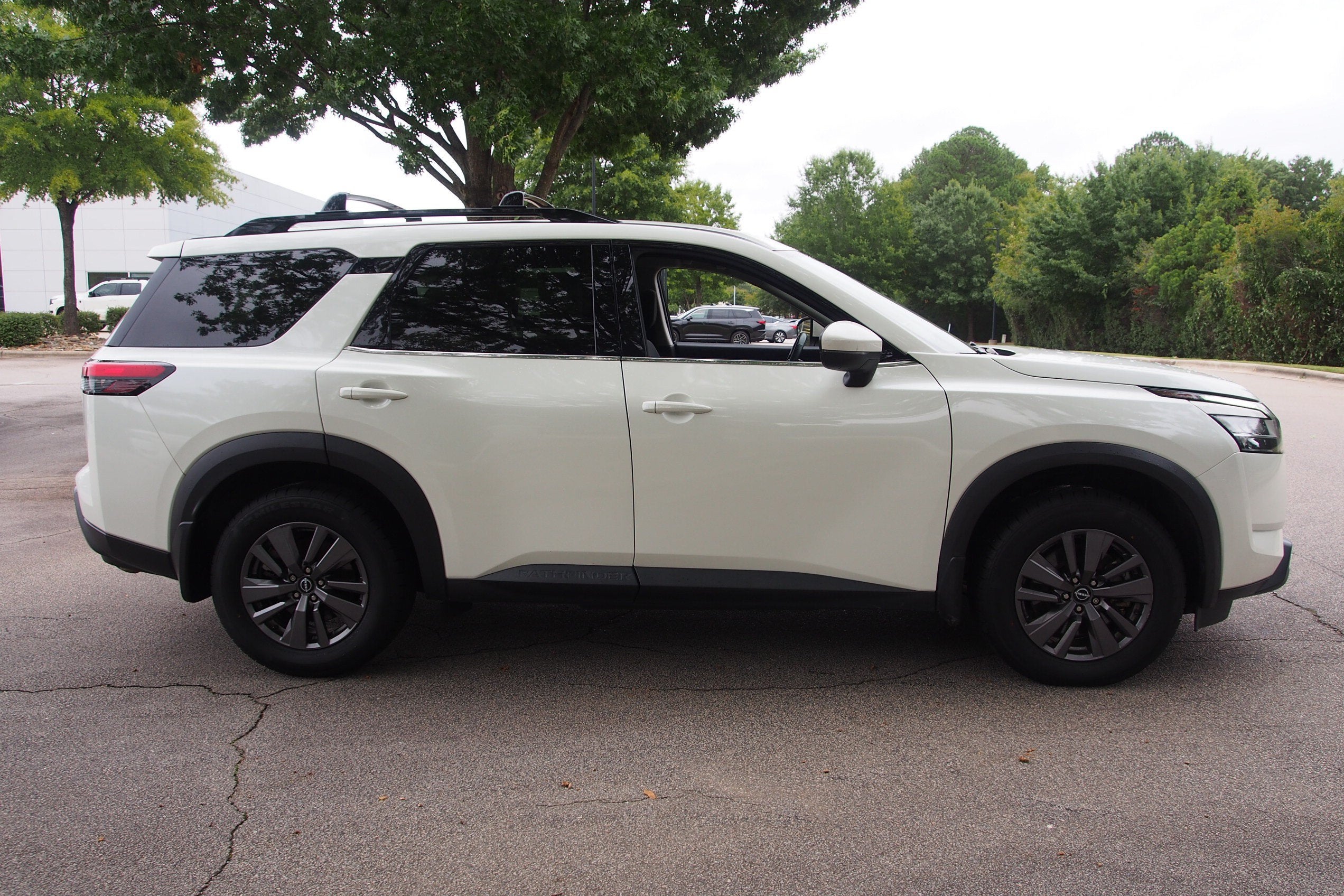 2022 Nissan Pathfinder SV