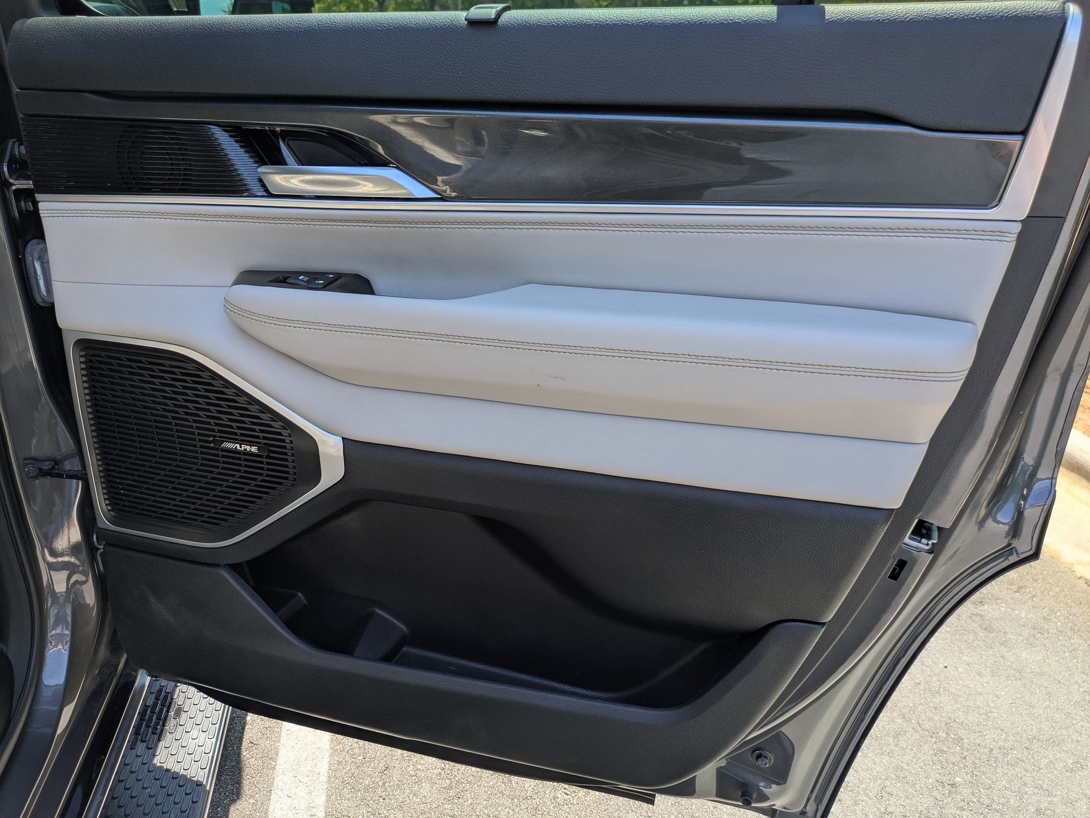 2023 Jeep Wagoneer Base