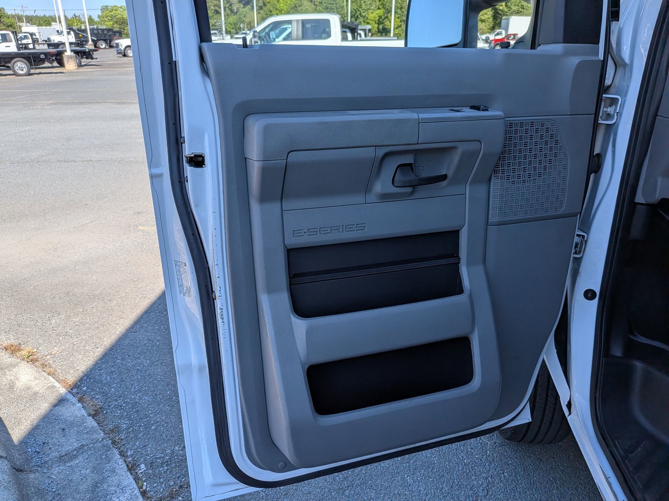 2024 Ford E-Series Cutaway Base