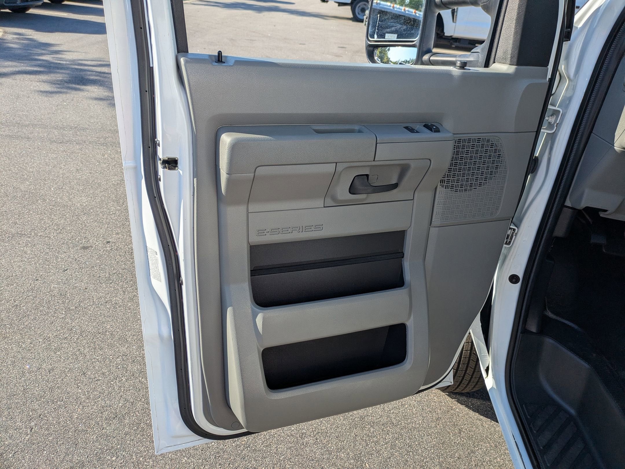 2024 Ford E-Series Cutaway Base