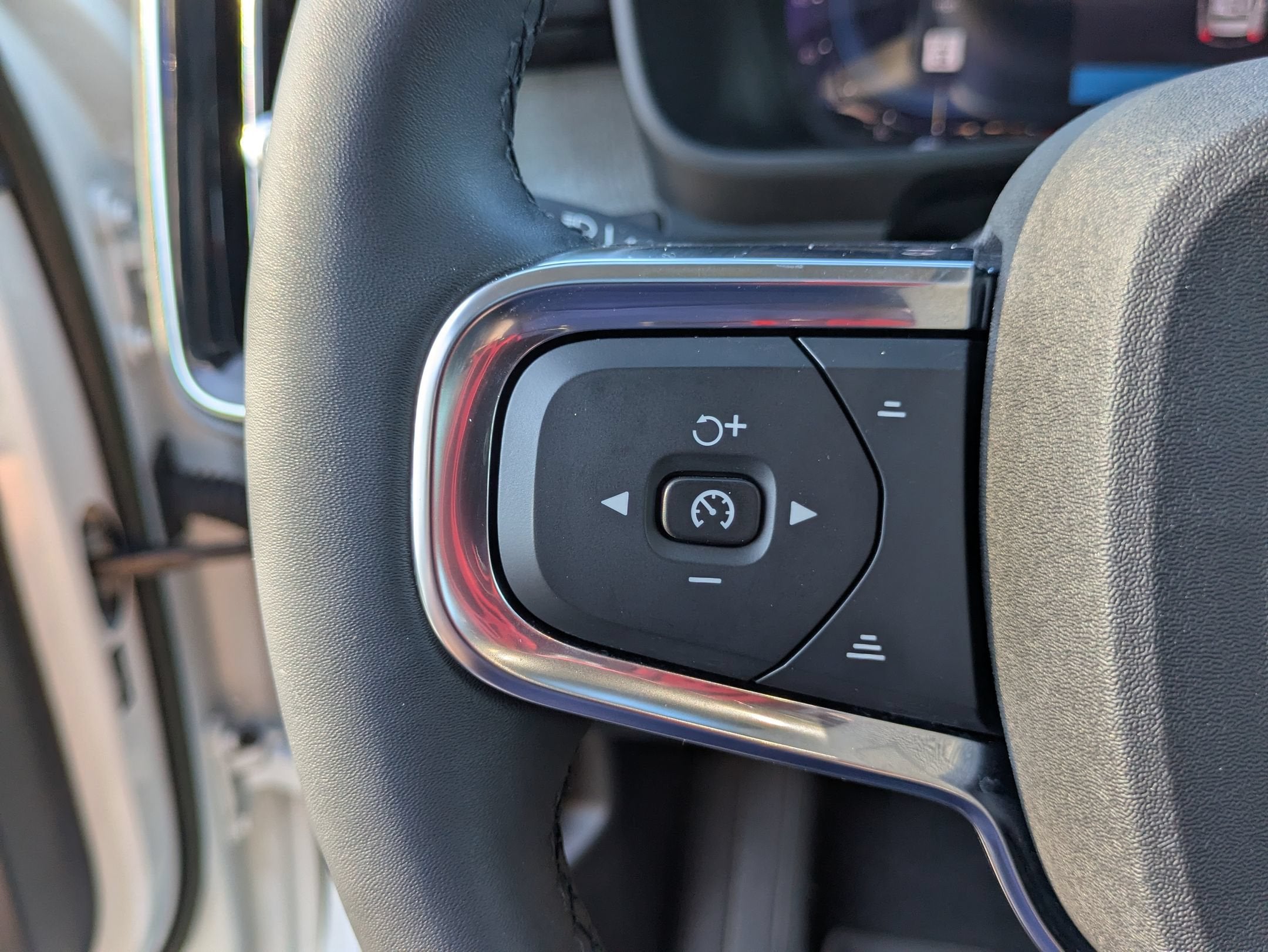 2023 Volvo XC40 Ultimate Dark Theme