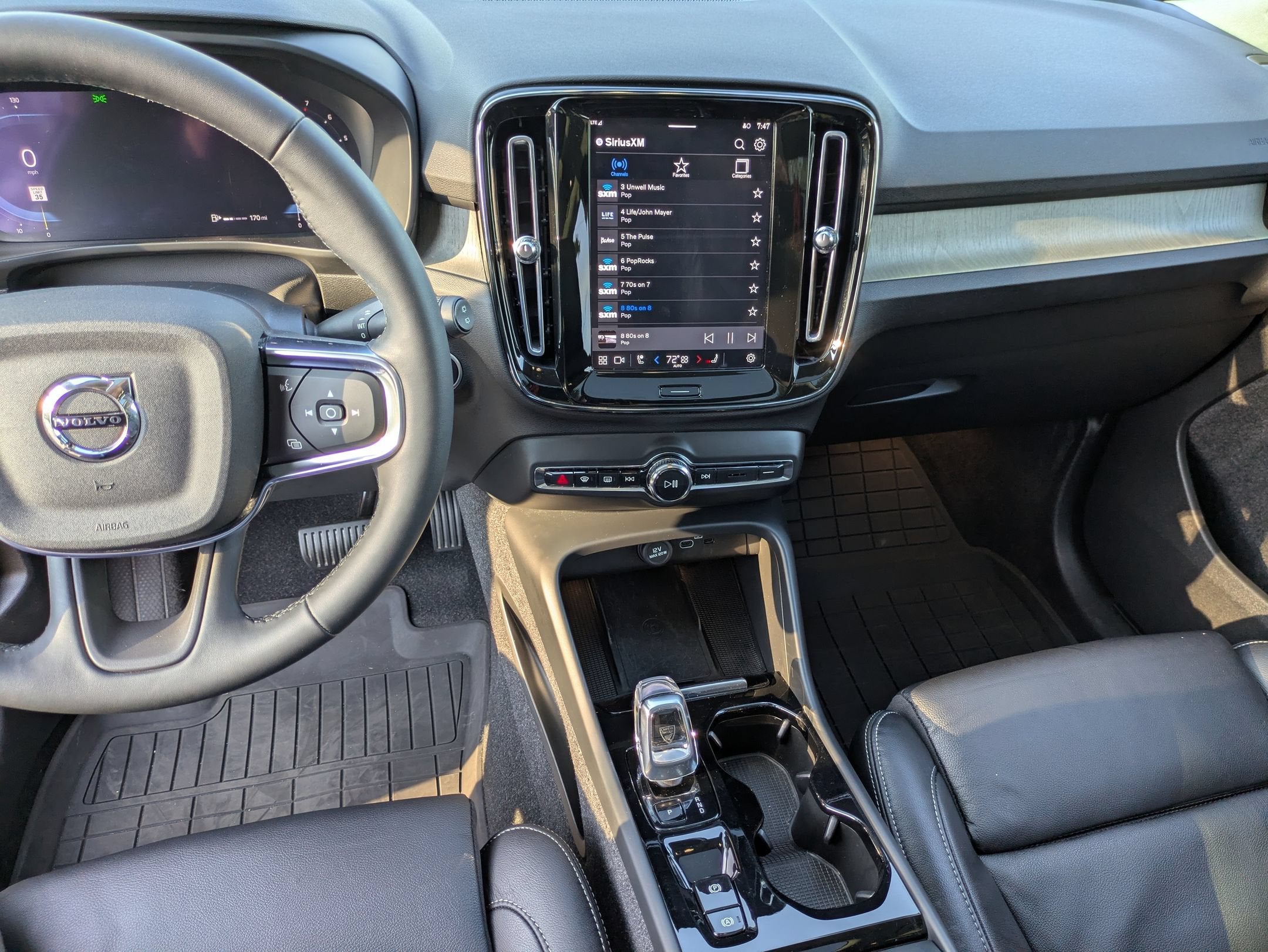 2023 Volvo XC40 Ultimate Dark Theme