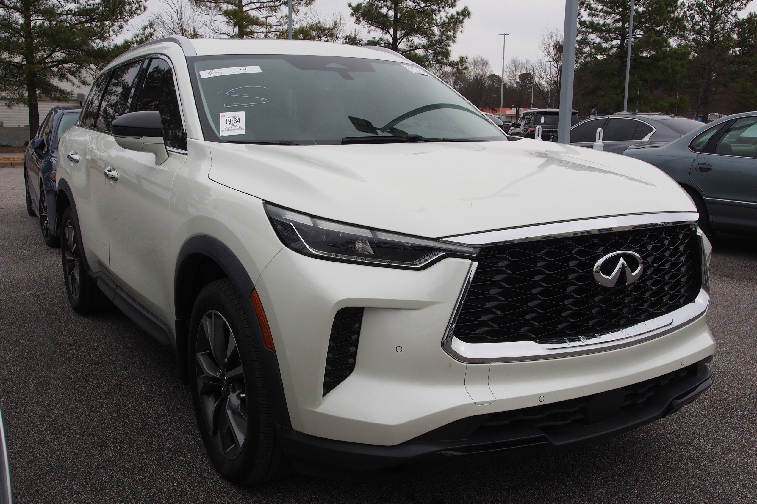 2023 INFINITI QX60 LUXE